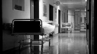 Bett auf Krankenhausflur