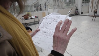 Frau mit Zettel und Kugelschreiber