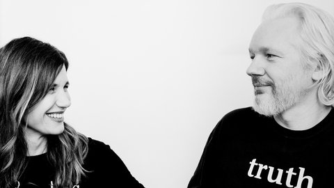 Julian Assage bei einem Treffen mit Theaterregisseurin Angela Richter und Julian Assange