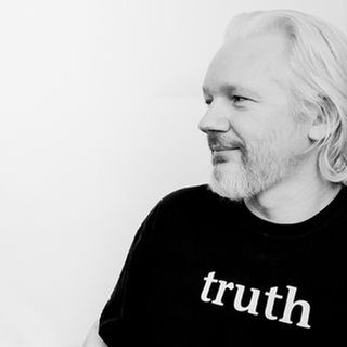 Julian Assage bei einem Treffen mit Theaterregisseurin Angela Richter und Julian Assange