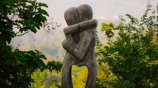 Abstrakte Skluptur zweier sich umarmender Personen