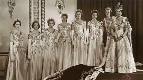 Elizabeth II. und ihre adeligen “Maids of Honor” bei der Krönung 1953