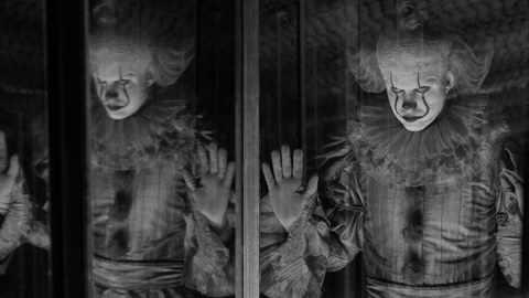 Clown hinter Scheibe aus dem Film "Es" Stephen King