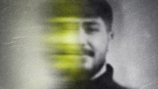 Cover des Podcasts "Wo bist du? Verschollen auf der Flucht". Das verschwommene Portrait einer Person.