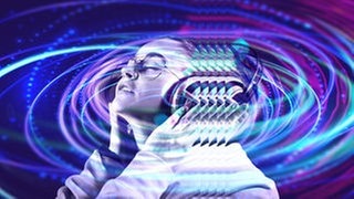 Podcast Cover von "Fühlst du's? Was Musik mit uns macht" Eine Frau mit geschlossenen Augen trägt Kopfhörer