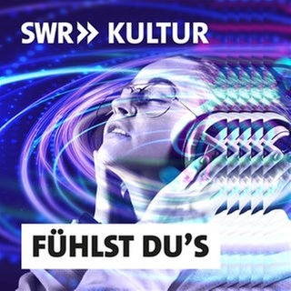 Podcast Cover von "Fühlst du's? Was Musik mit uns macht" Eine Frau mit geschlossenen Augen trägt Kopfhörer