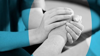 Zwei Hände halten die Hand einer Seniorin