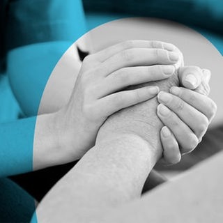 Zwei Hände halten die Hand einer Seniorin