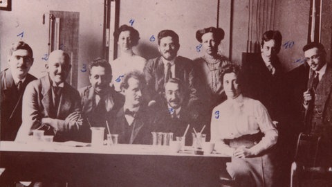 Albert Einstein und Kollegen am Physiklabor der Eidgenössischen Technischen Hochschule Zürich, unter anderem Paul Ehrenfest und Tatjana Ehrenfest-Afanassjewa