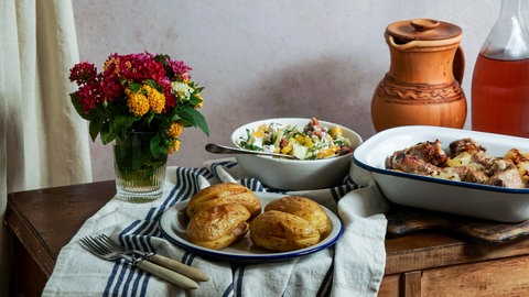 Essen auf einem gedeckten Tisch