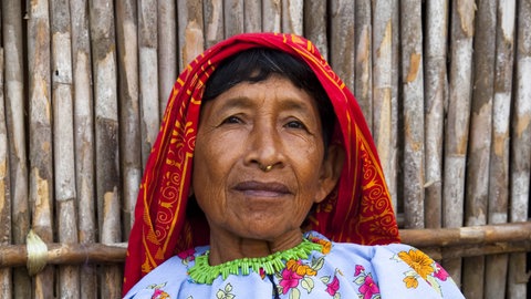 Kuna-Frau beim Nähen einer Mola, San-Blas-Inseln, Panama, Mittelamerika