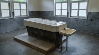 Seziertisch, Krematoriumsbaracke, KZ Struthof, Natzweiler im Elsass