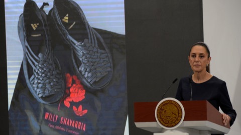 Die mexikanische Präsidentin Claudia Sheinbaum spricht über den "Oaxaca Slip On" von Adidas