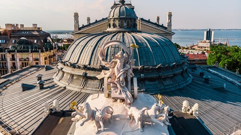 Kuppel von der Oper Odessa mit Blick auf den Hafen