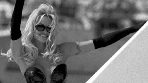 Pamela Anderson auf einem Schwarz-Weiß-Foto aus Cannes, 1995