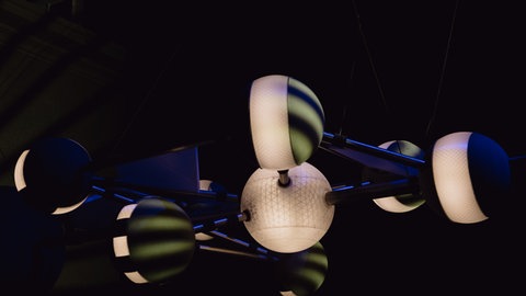 Im Bild ist die Nachstellung von Planeten in der Umlaufbahn zu sehen