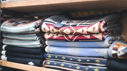 Muster indigender Stämme zieren die Wolldecken, Pullover und Hemden der amerikanische Textilmanufaktur Pendleton Woolen Mills.