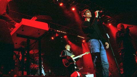 Söhne Mannheims mit Sänger Xavier Naidoo 2001 bei Rock Gegen Rechts im Berliner Velodrom