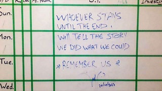 „Die Planungstafel der Chirurgie-Abteilung ist leer. Du nimmst einen blauen Tintenstift und schreibst ein paar Sätze auf die Tafel.“