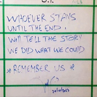 „Die Planungstafel der Chirurgie-Abteilung ist leer. Du nimmst einen blauen Tintenstift und schreibst ein paar Sätze auf die Tafel.“