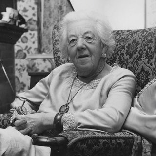 Die 74-jährige britische Schauspielerin  Margaret Rutherford 1967 in ihrem Haus in Gerrads Cross, Buckinghamshire, England