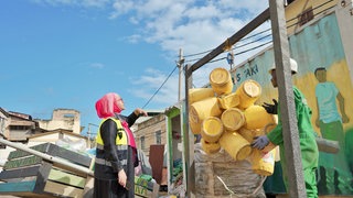 Tabiya Hatimy, Gründerin des Unternehmens „Baus Taka“, das Plastikmüll recycled