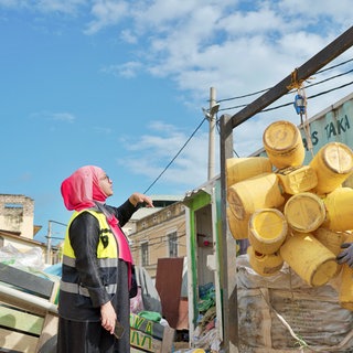 Tabiya Hatimy, Gründerin des Unternehmens „Baus Taka“, das Plastikmüll recycled