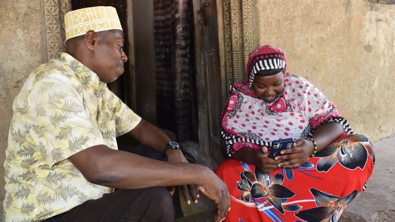 Insel Pemba, Tansania: Eine Dorfbewohnerin schaut das Video einer OP, bei der Würmer aus dem Darm entfernt werden.