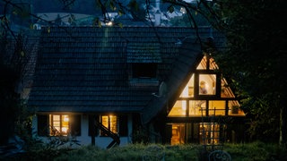 „Im Haus wurde unbewusst vernommen, aufmerksam hingehört,  kontrollierend gelauscht. Der Autor weiß nicht genau wie seine derzeitige Hörweise zu nennen wäre. Er wohnt allem bei – aber er wohnt nicht mehr hier.“