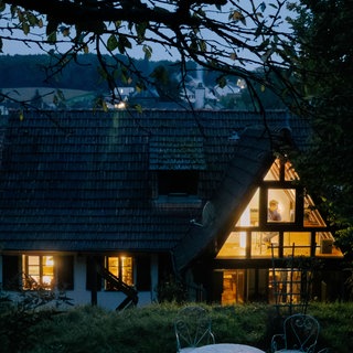 „Im Haus wurde unbewusst vernommen, aufmerksam hingehört,  kontrollierend gelauscht. Der Autor weiß nicht genau wie seine derzeitige Hörweise zu nennen wäre. Er wohnt allem bei – aber er wohnt nicht mehr hier.“