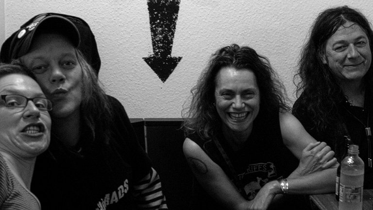 Die Band Dead Moon zusammen mit Szim im Backstagebereich nach einem Konzert im F-Haus in Jena, 2002.