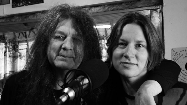 Fred Cole und Szim bei den Gesangsaufnahmen zu dem ersten Song „Silver Ashes“ von Szims Band Top Down, Oregon, USA, 2016.