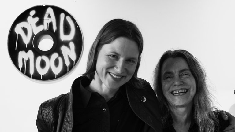Szim und Toody Cole bei der Veröffentlichung von „Off the Grid“ (Ventil Verlag), einem Buch über die Band Dead Moon, im MoMa New York, 2018. 