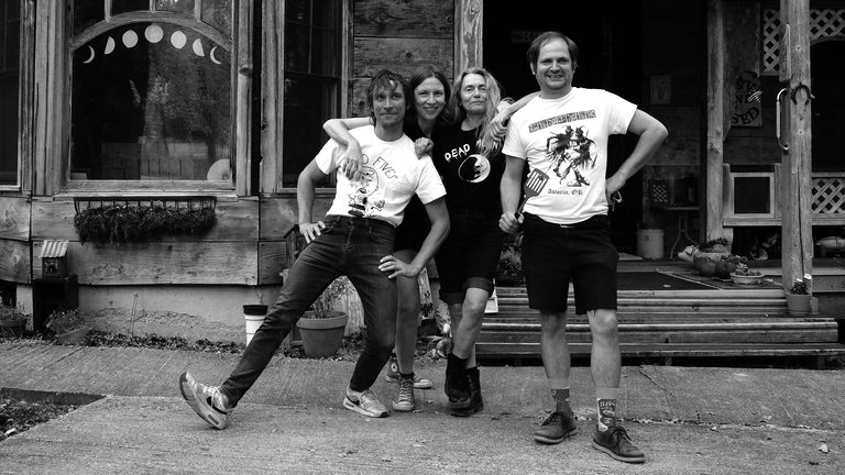 Die Band Top Down zusammen mit Toody Cole vor ihrem Haus in Oregon 2023 (v.r.n.l.): Jay Gard, Szim, Toody Cole, Chuck Struggler.