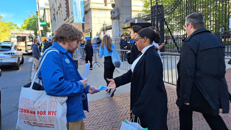 Trotz Studierender-Proteste beugte sich die Columbia University dem Druck der Trump Regierung, um eingefrorene staatliche Forschungsgelder zurückzuerhalten.
