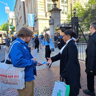 Trotz Studierender-Proteste beugte sich die Columbia University dem Druck der Trump Regierung, um eingefrorene staatliche Forschungsgelder zurückzuerhalten.