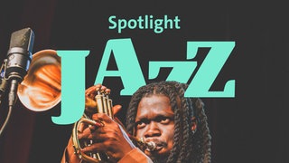 Ein Mann spielt Trompete, dahinter der Schriftzug "Spotlight Jazz"