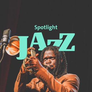 Ein Mann spielt Trompete, dahinter der Schriftzug "Spotlight Jazz"