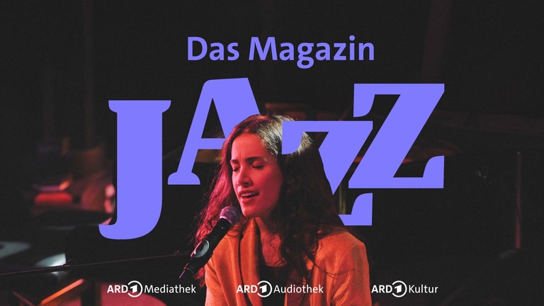 Eine Sängerin am Mikrofon, dahinter der Schriftzug: Das Magazin Jazz