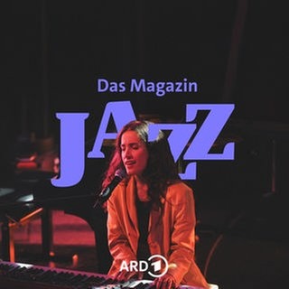 Eine Sängerin am Mikrofon, dahinter der Schriftzug: Das Magazin Jazz