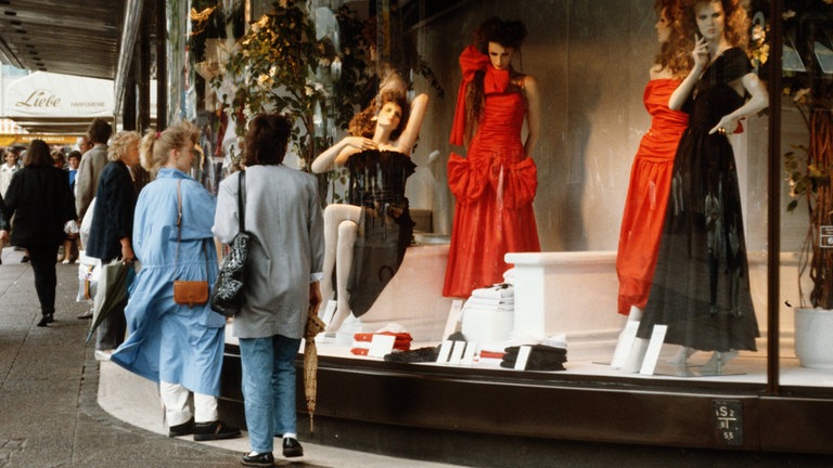 Frauen stehen vor einem Schaufenster eines Mode-Kaufhauses in Hannover