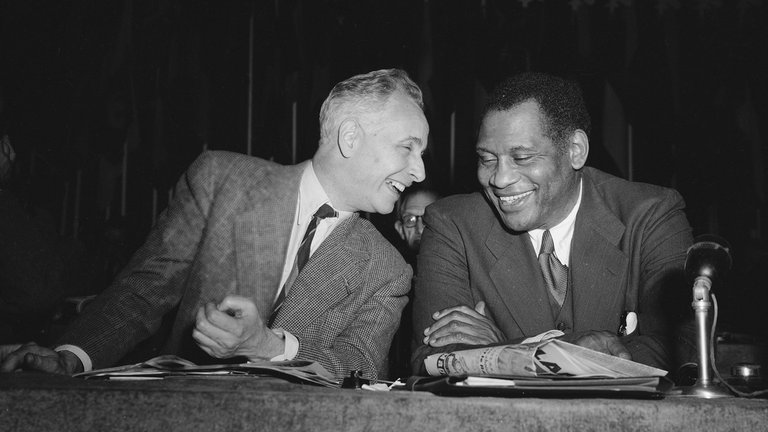 Paul Robeson scherzt 1949 auf einem Kongress mit dem französischen Dichter Louis Aragon. 