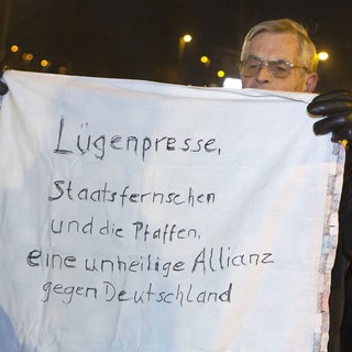 “Desinformation bedroht die Demokratie – doch wer darf sie bekämpfen? Ein Feature über Fakenews, Pressefreiheit und die schmale Grenze zwischen Regulierung und Zensur.”