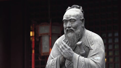 Die Statue vom chinesischen Gelehrten Konfuzius im Konfuzius-Tempel in Shanghai