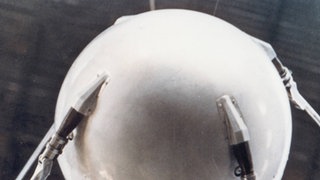 Am 4. Oktober 1957 startete die Sowjetunion den Satelliten "Sputnik" erfolgreich vom Kosmodrom Baikonur in Kasachstan aus. Der erste künstliche Satellit der Welt hatte etwa die Größe eines Wasserballs.