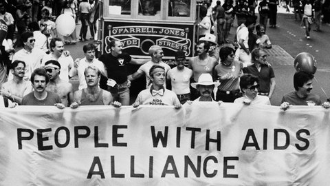 Demonstranten tragen während der 13. jährlichen Gay Freedom Day Parade am 27. Juni 1983 in San Francisco ein Banner mit der Aufschrift "People With Aids Alliance"