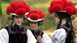 Junge Mädchen gehen 2000 in Tracht und Bollenhut in Kirnbach zur Konfirmation