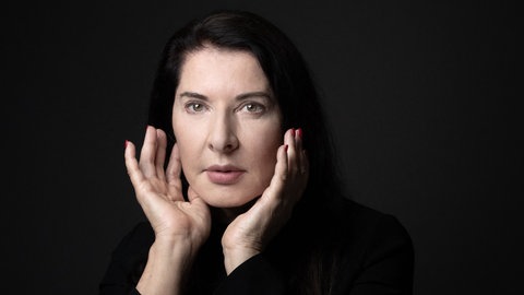Die serbische Konzept- und Performancekünstlerin, Philanthropin, Schriftstellerin und Filmemacherin Marina Abramovic posiert während 2021 eines Fototermins in der Opera Garnier in Paris