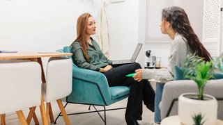 Eine Psychotherapeutin im Gespräch mit einer Patientin: Etwa ein halbes Jahr warten Menschen mit Depressionen, Ängsten oder anderen psychischen Störungen auf Hilfe. Ein Problem: Es gibt zu wenig Kassensitze für Psychotherapeutinnen und -therapeuten.