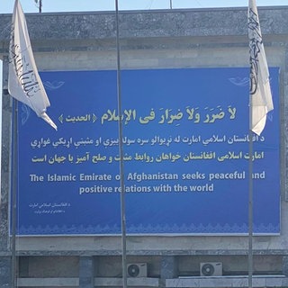 Die Taliban wollen Unterstützung von der Weltgemeinschaft – so steht es auf diesem Plakat am Flughafen Kabul: The Islamic Emirate of Afghanistan seeks peaceful and and positive relations with the world